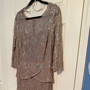 New Without Tags Sz 14 Emma Street Elegant Lace full length Dress with Brooch